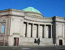 Image of the grand Aberdeen Art Gallery