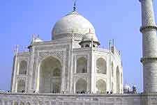 Close-up picture of the stunning Taj Mahal in Agra