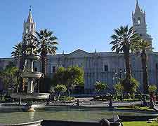 Photo of the Plaza de Armas, fountain and cathedral