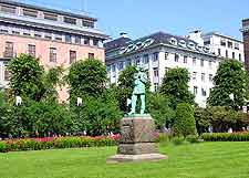 Photo of a statue of composer Grieg