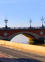 Picture of the Pont de Pierre crossing the River Garonne