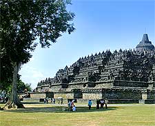 Further view of the temple, by Gunkarta Gunawan Kartapranata