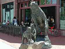 Picture of bear sculpture on Pearl Street