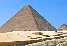 Photo of the Giza pyramids in the sunshine