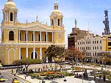 Photo showing the Plaza de Armas and cathedral