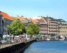 Picture of the Frederiksholms Canal in the summer