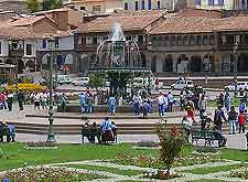 Pcture of sightseers in the Plaza de Armas