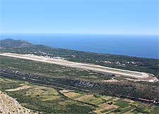 Photo of the runway at Dubrovnik Airport, taken by Bracodbk