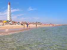 Photo of the Ilha beachfront, showing the lighthouse