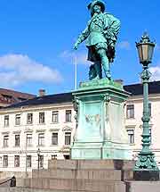 Picture of statue outside the Stock Exchange