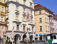 Photo of the centrally located Hauptplatz