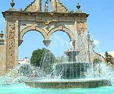 Image of archway and fountain in Zapopan