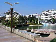 Image of the Rong Hu Lake and adjacent lodging