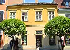 Picture of popular restaurant in the city