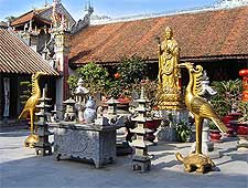 Picture of temple statues and lanterns, photo by Frances76