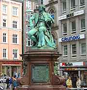 Picture showing statue at the Gaensemarkt