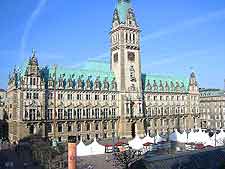 Picture of al fresco dining next to the City Hall