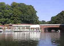 Photo of a popular waterfront restaurant next to the Elbe