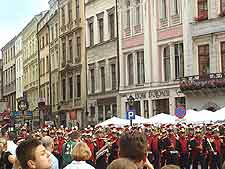 Photo showing crowds watching a parade in the city centre