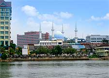 Riverside picture showing the Sultan Ahmed Shah State Mosque (Masjid Negeri) in the background