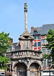 Picture of the Perron fountain, next to the Town Hall