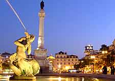 Nighttime view of the Fonte Monumental (Monumental Fountain)