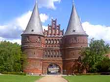 Further photo of the Holsten Gate (Holstentor)