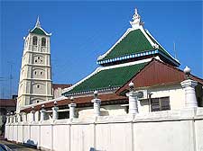 Picture of Malacca's Old Town's Masjid Kampung Kling, by Vmenkov