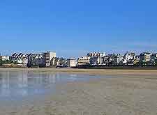 Picture of the expansive beachfront in St. Malo