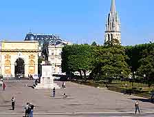 Central picture showing the Arc de Triomphe