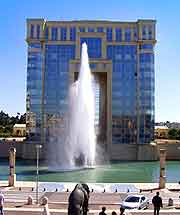 Picture of fountain outside the Hotel de Region