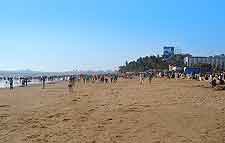 Mumbai Airport Climate and Weather: Photograph of nearby city beach