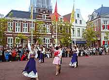 Picture of dancing display at Huis Ten Bosch
