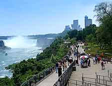 Picture of tourists heading for the Niagara Falls