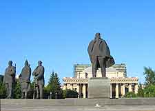 Picture of Lenin Statue next to Opera House