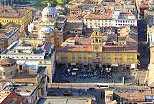 Photo of the Piazza Garibaldi in the Historic district