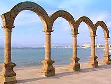 Picture of Malecon arches in the Zona Centro