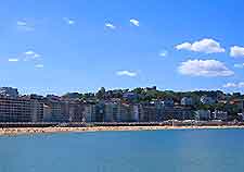 Photo of the San Sebastian skyline and beachfront