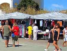 Further picture of summer shoppers at Santa Teresa's busy market