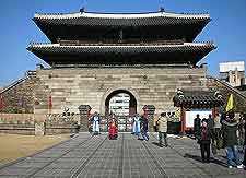 Closer picture of the Namdaemun Gate