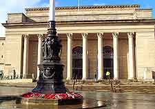 Photo showing war memorial in the city centre