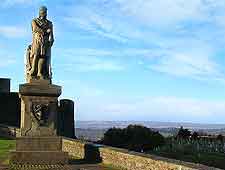 Further picture of the city's imposing Robert the Bruce statue