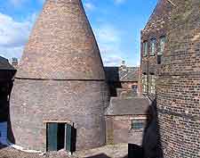 Picture of the bottle-shaped brick kilns at the Gladstone Pottery Museum