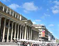 Picture of crowds of tourists in central Stuttgart