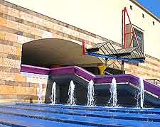 Further image of the Staatsgalerie (State Gallery) exterior and fountains