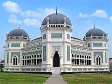Photo of Medan's Great Mosque, taken by Daniel Berthold