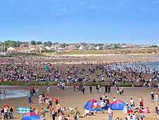 Seaburn Beach photo, showing summer crowds