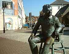 Picture of Dylan Thomas statue, next to the museum