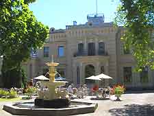 Central view with fountain