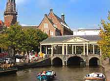 Image of the Leiden riverfront